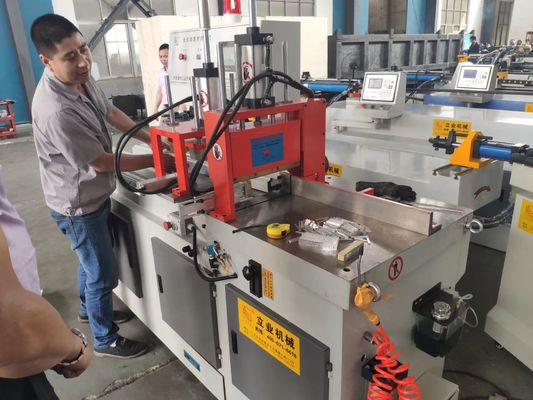 อัตโนมัติ CNC อลูมิเนียมเจาะเครื่องตัดสําหรับการตัดอัลลูมิเนียมโปรไฟล์ท่อและไม้