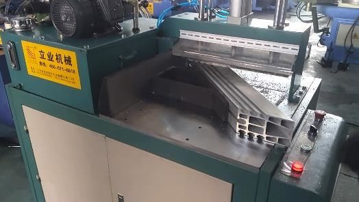 L505 พลังงานของมอเตอร์ 3KW เครื่องตัดเลื่อยอลูมิเนียมสําหรับมุมประตูหน้าต่าง